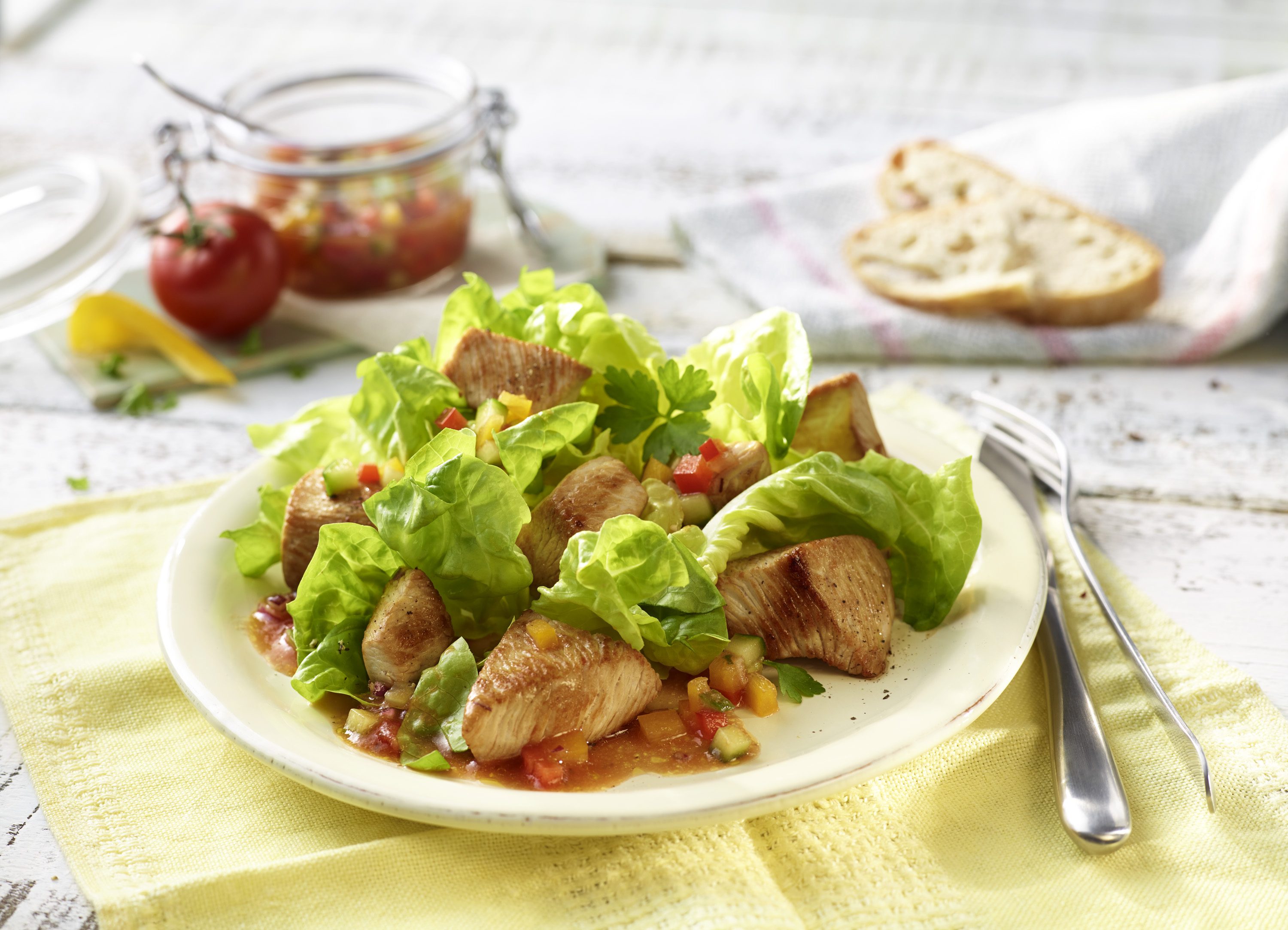 Gebratene Putenwürfel auf Kopfsalat mit Gazpacho-Dressing