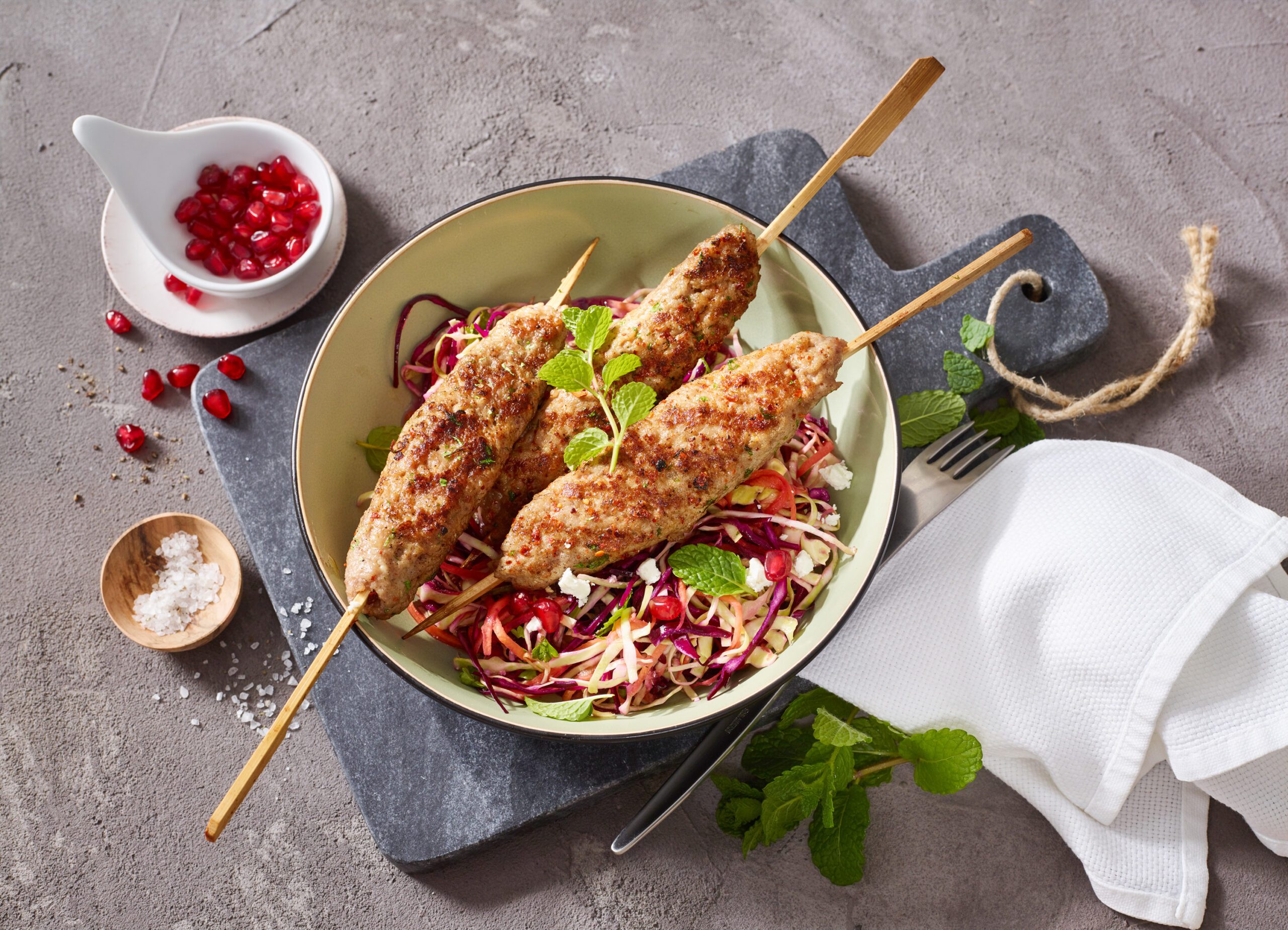 Gegrillte Putenhack-Kebabs  mit Kohlsalat und Feta