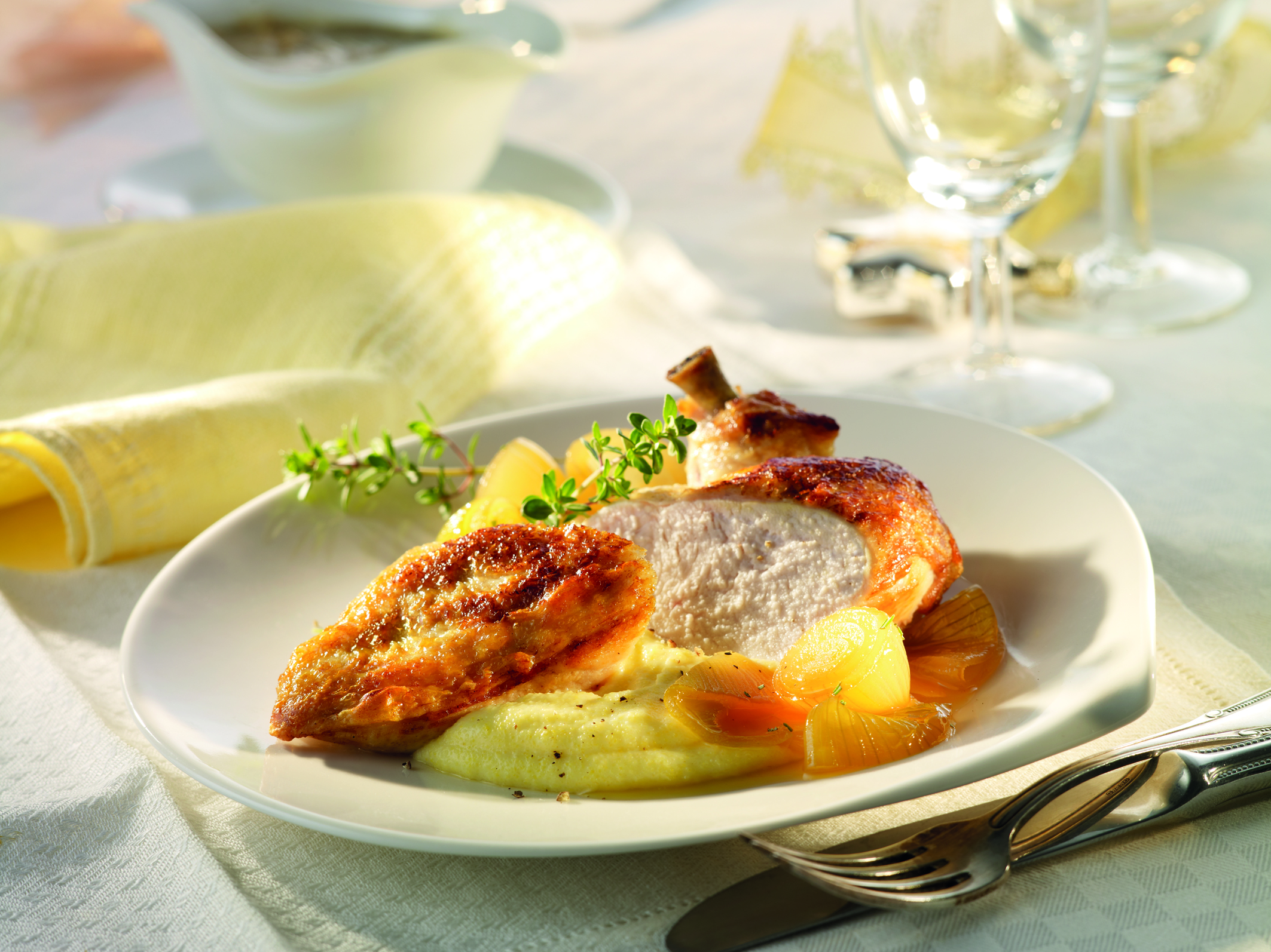 Hähnchenbrust auf Polenta mit Rosmarin-Schalotten