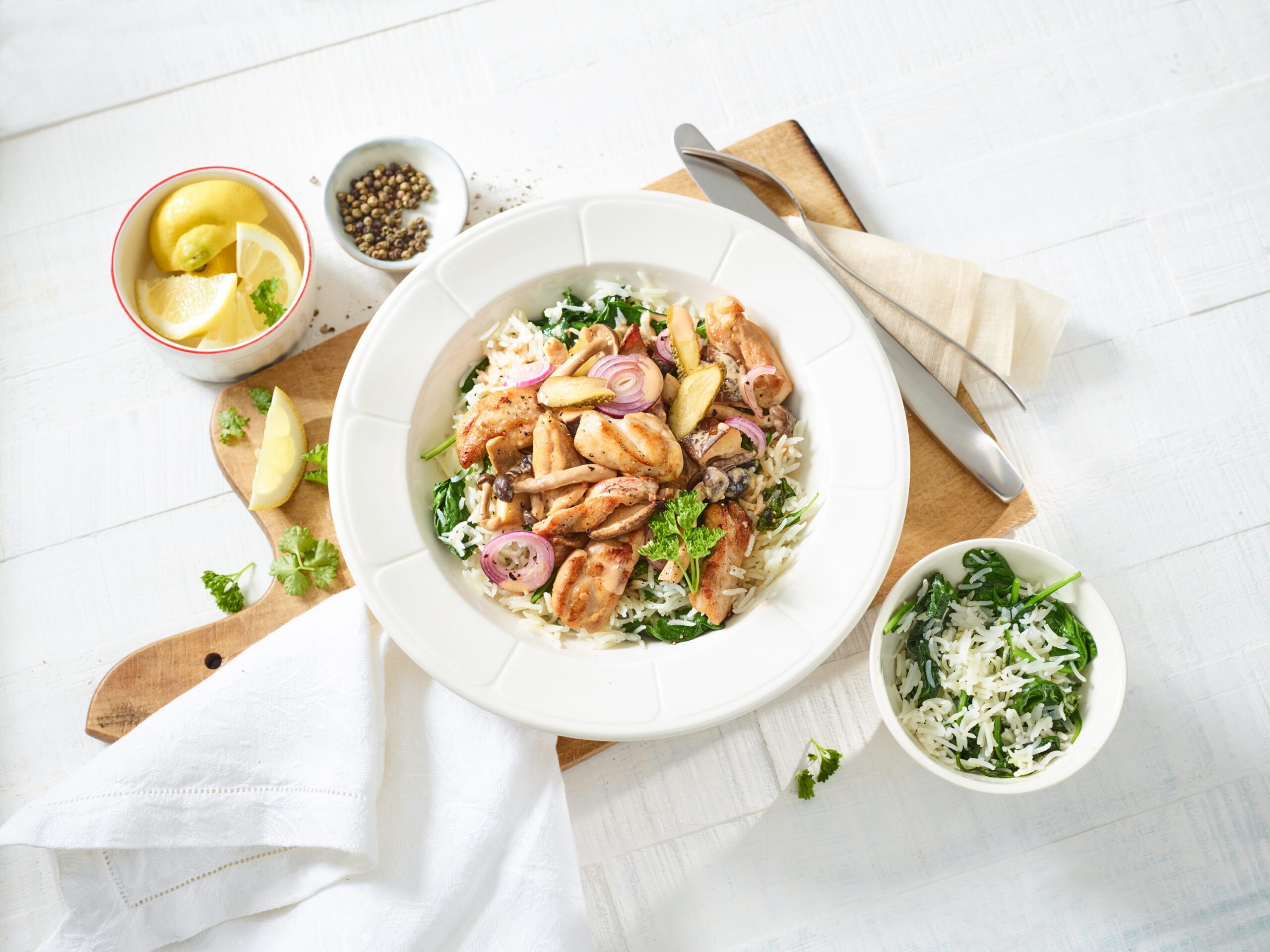 Hähnchenfleisch Stroganoff  mit Spinat-Reis und Zwiebel-Petersilien-Pickle