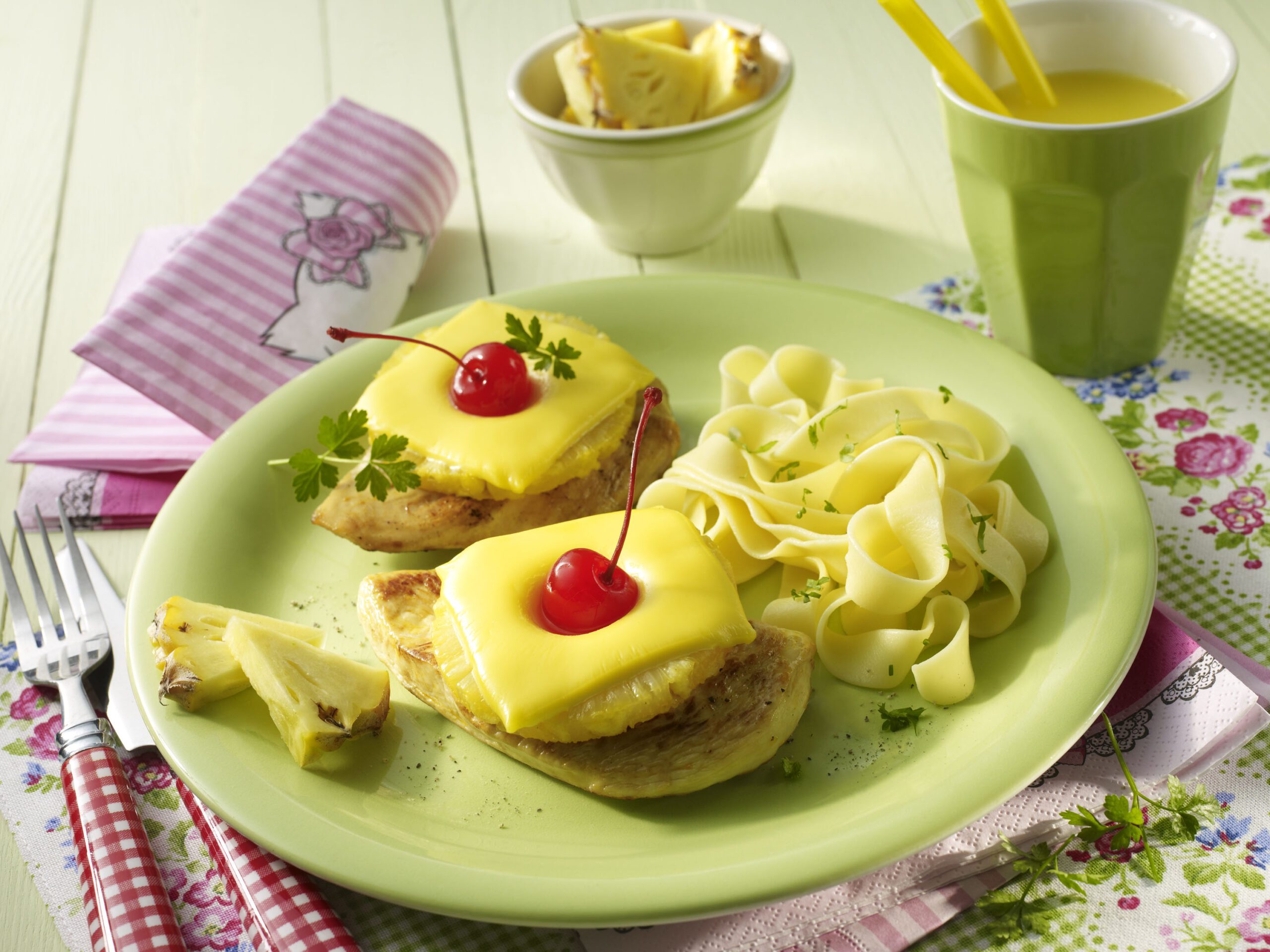 Hähnchenschnitzel Hawaii mit Bandnudeln