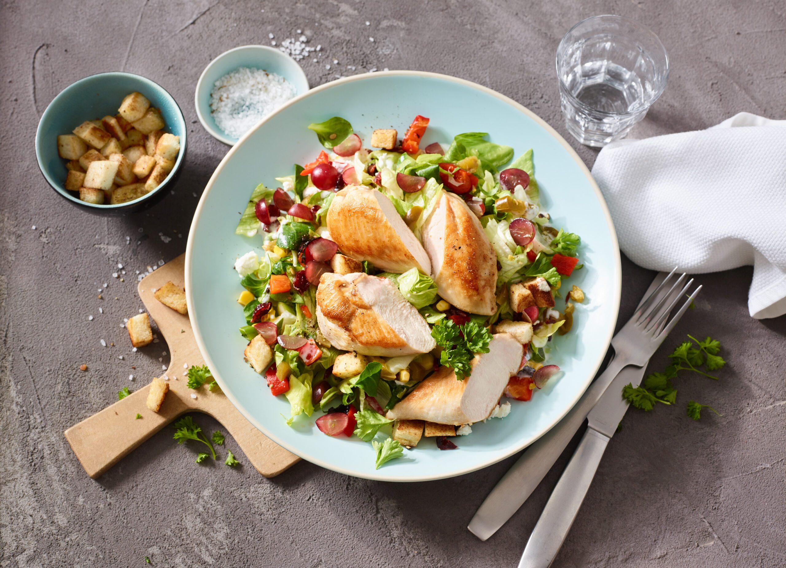 Kunterbunter Hähnchen-Salat mit Croûtons