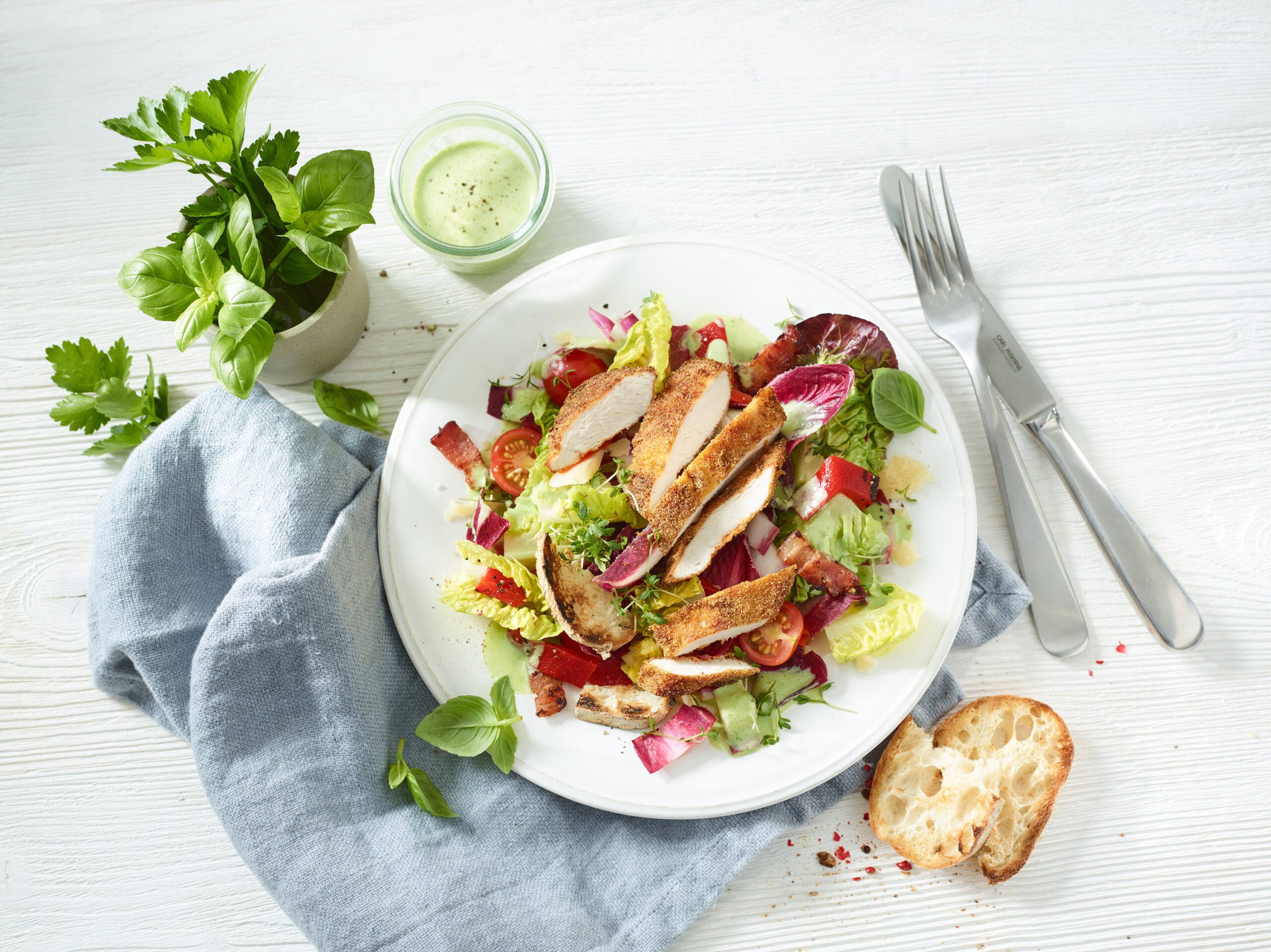Polenta-Hähnchenbrustfilets mit rotem Caesar Salat