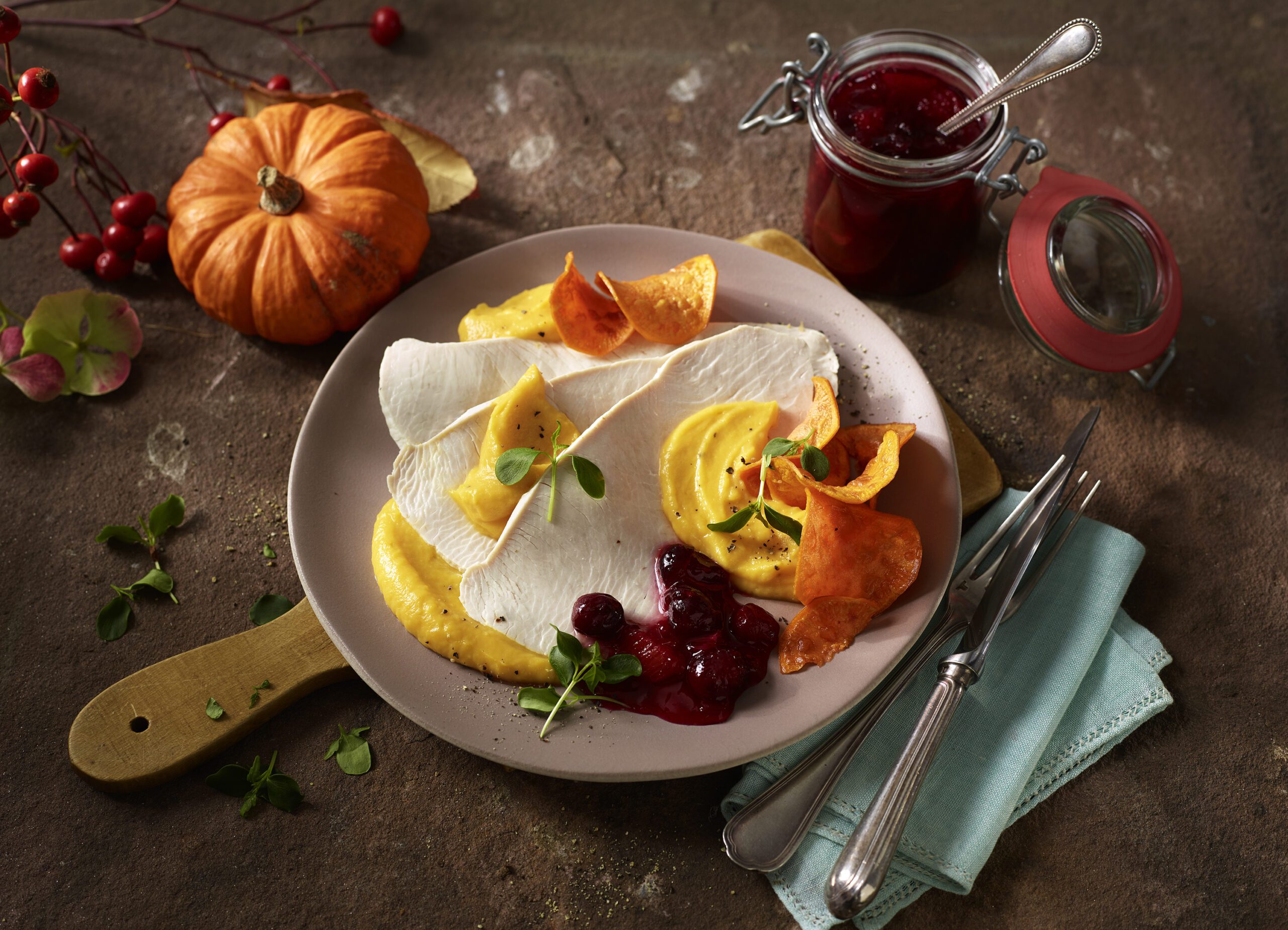 Putenbrust auf Kürbiscreme mit Cranberry-Relish und Süßkartoffelchips ...