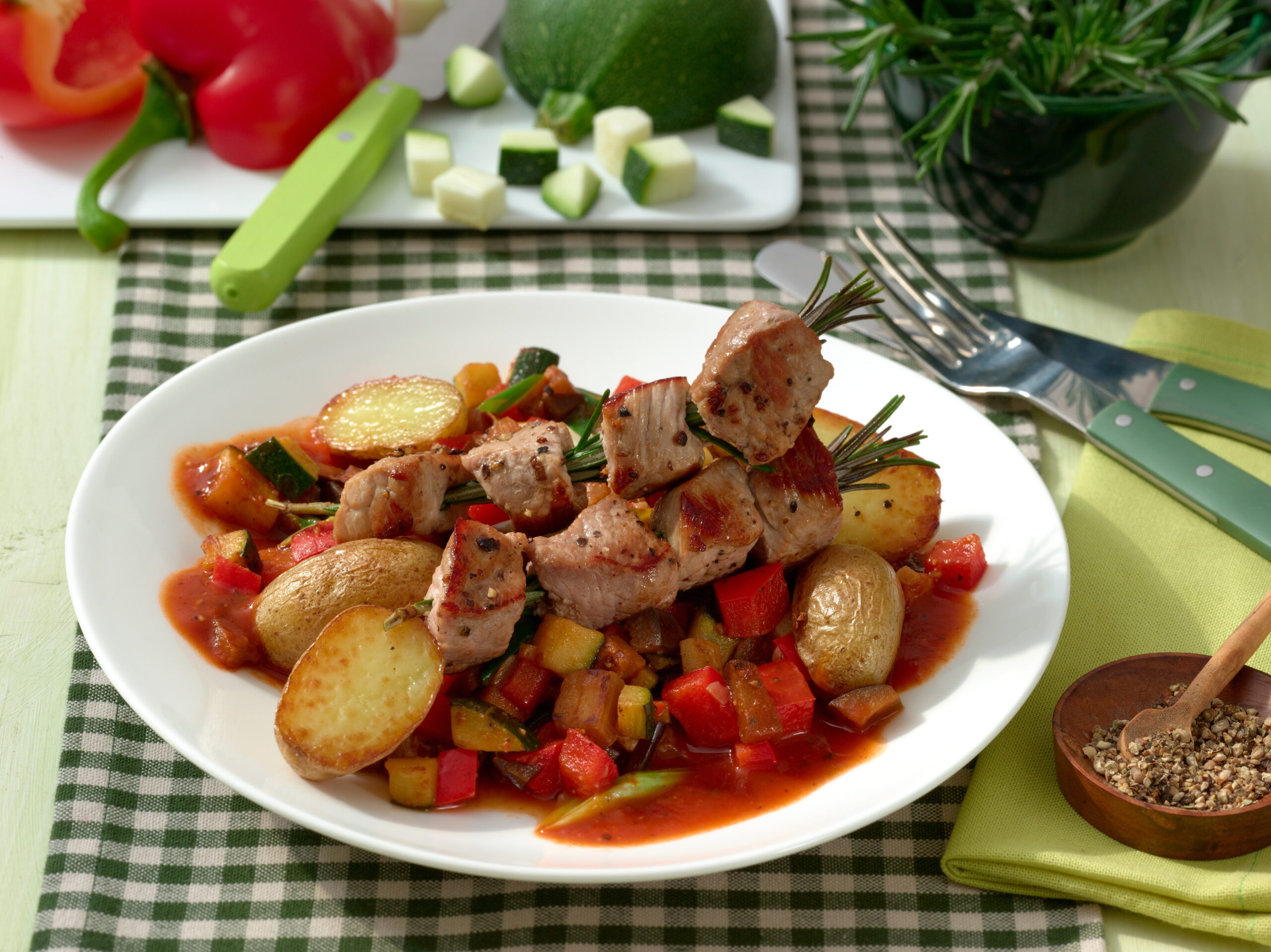 Putenspieße auf Ratatouille-Gemüse mit Kartoffelhälften