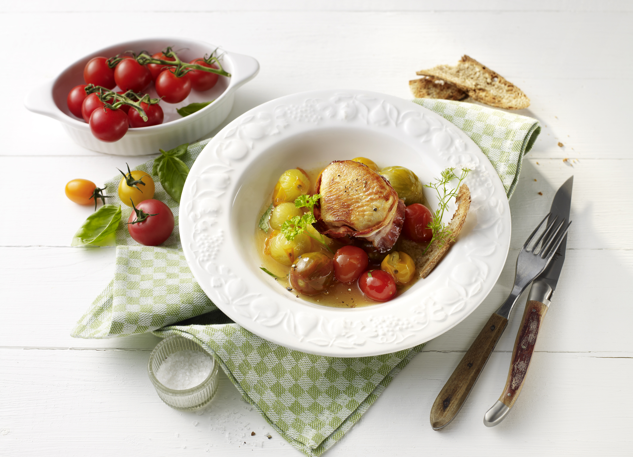 Putensteaks in Speck mit Balsamico-Tomaten