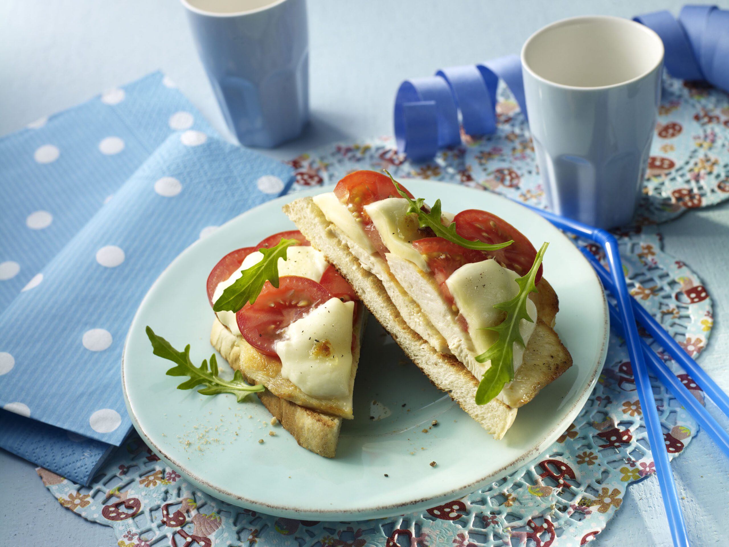 Überbackene Hähnchentoasts mit Tomate, Mozzarella und Rucola ...