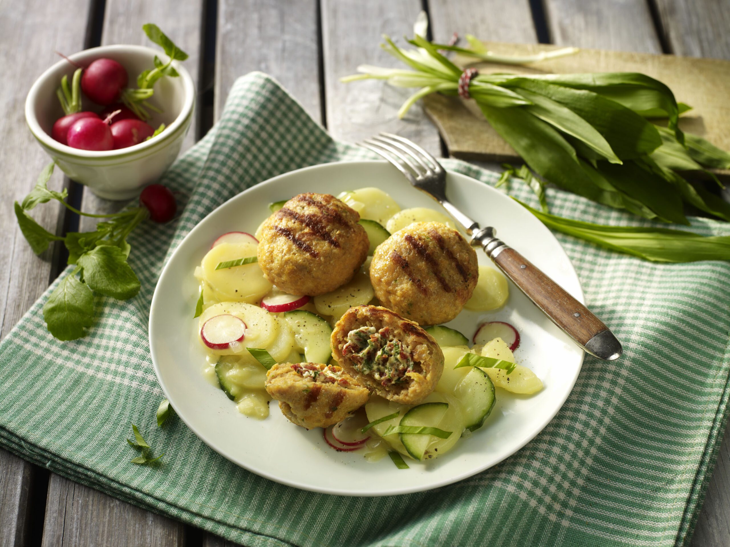 Gefüllte Putenhacksteaks mit Kräutern und Kartoffelsalat