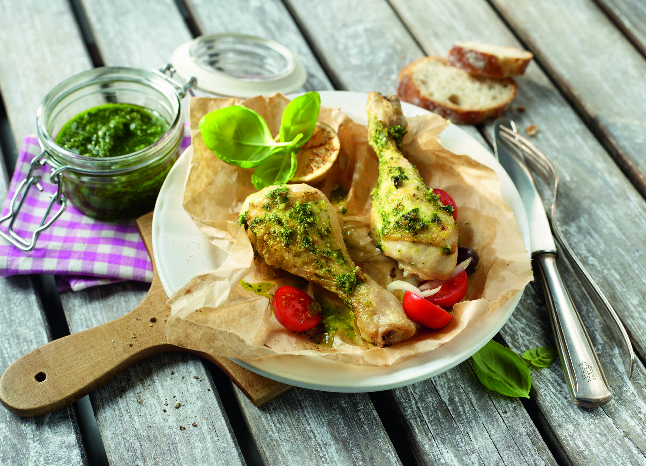 Hähnchenkeulen mit Basilikum-Pesto