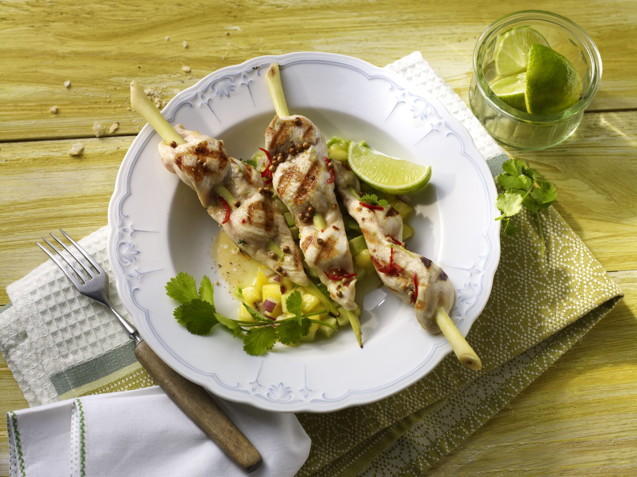 Marinierte Hähnchenspieße auf Mango-Avocado-Salat