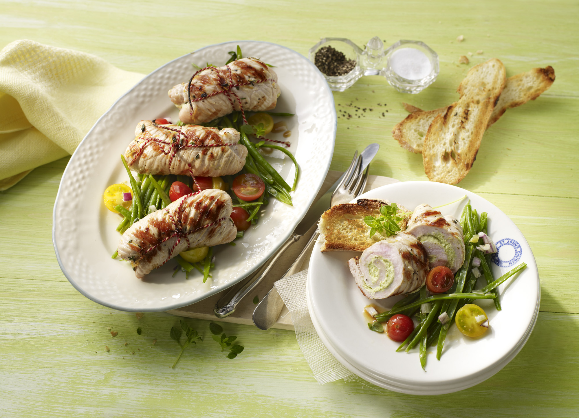 Putenrouladen vom Grill mit Bärlauch und Bohnensalat