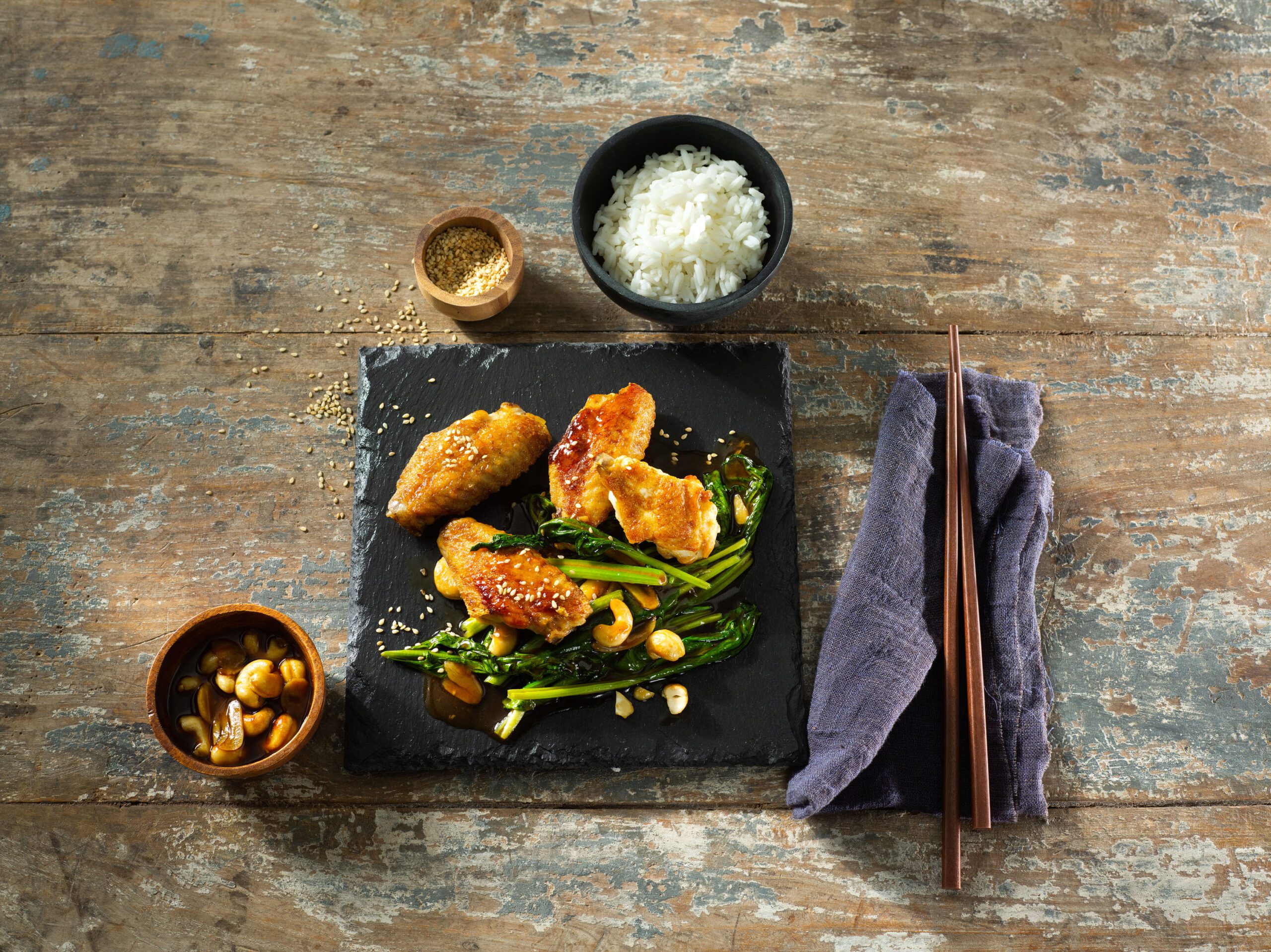 Sesamhühnchen aus dem Wok mit Reis, Wasserspinat, Cashewkernen und Hoisin-Sauce