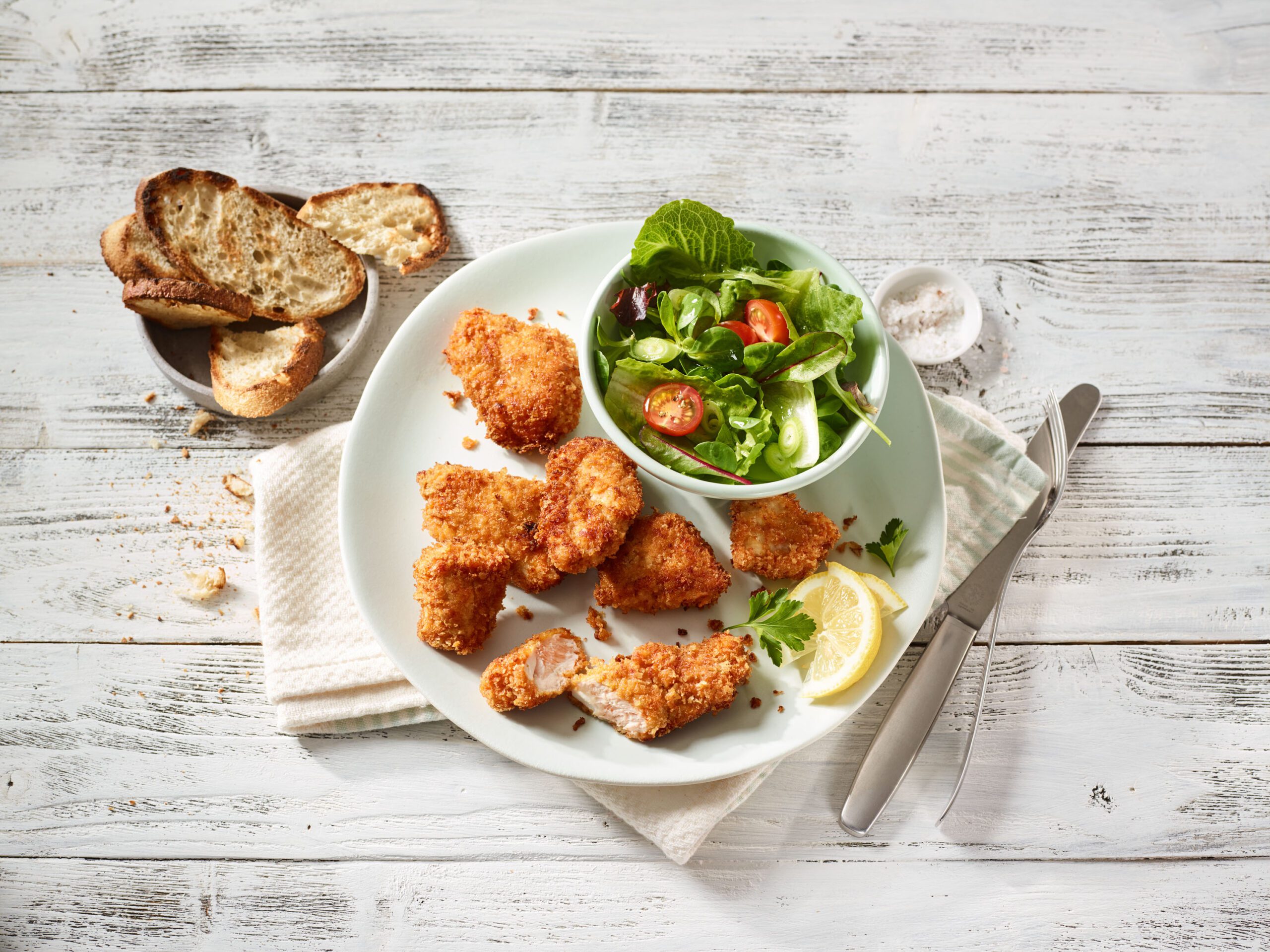 Chicken Nuggets mit Paprika-Parmesan-Panade und Blattsalat