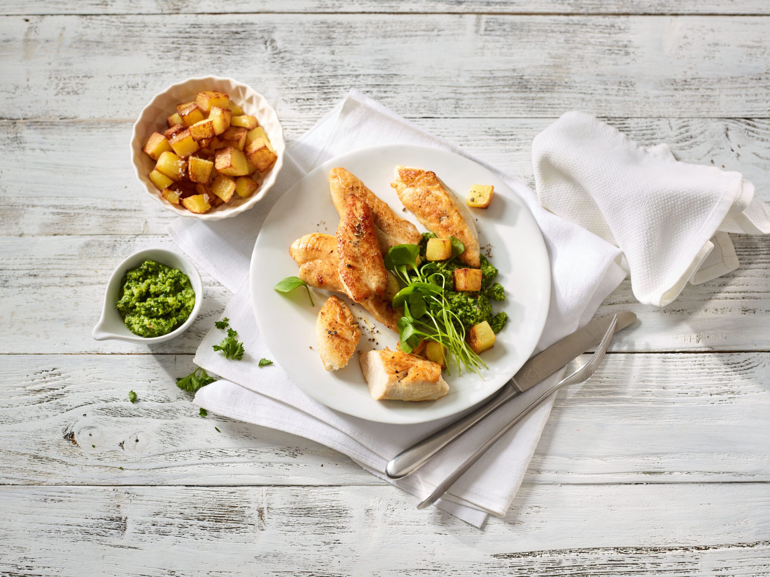 Hähnchen-Innenfilets mit Mandel-Kräutersauce und Kartoffelwürfeln