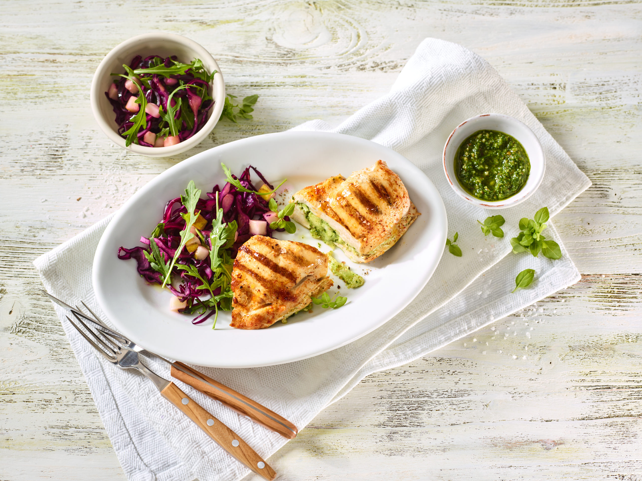 Gefüllte Hähnchenbrustfilets mit Rucola-Mozzarella-Pesto und Rotkohl-Birnen-Salat