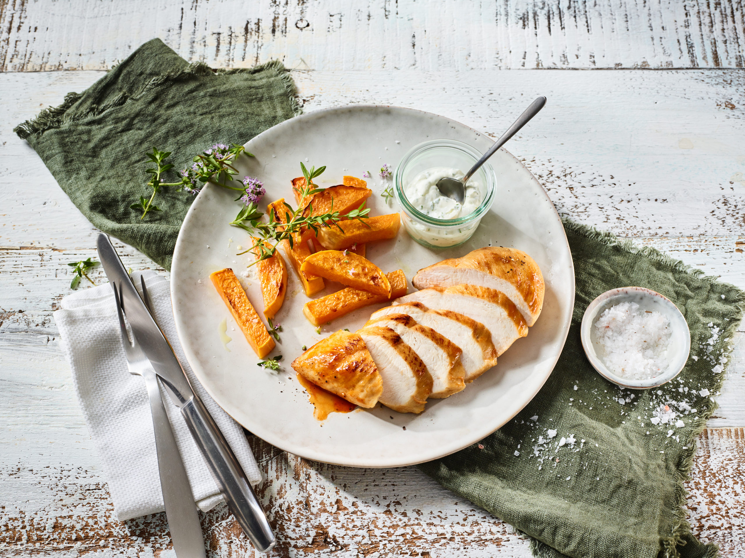 Hähnchenfilet in geräucherter Paprika mit Kürbis-Wedges und Kräuter-Sauerrahm