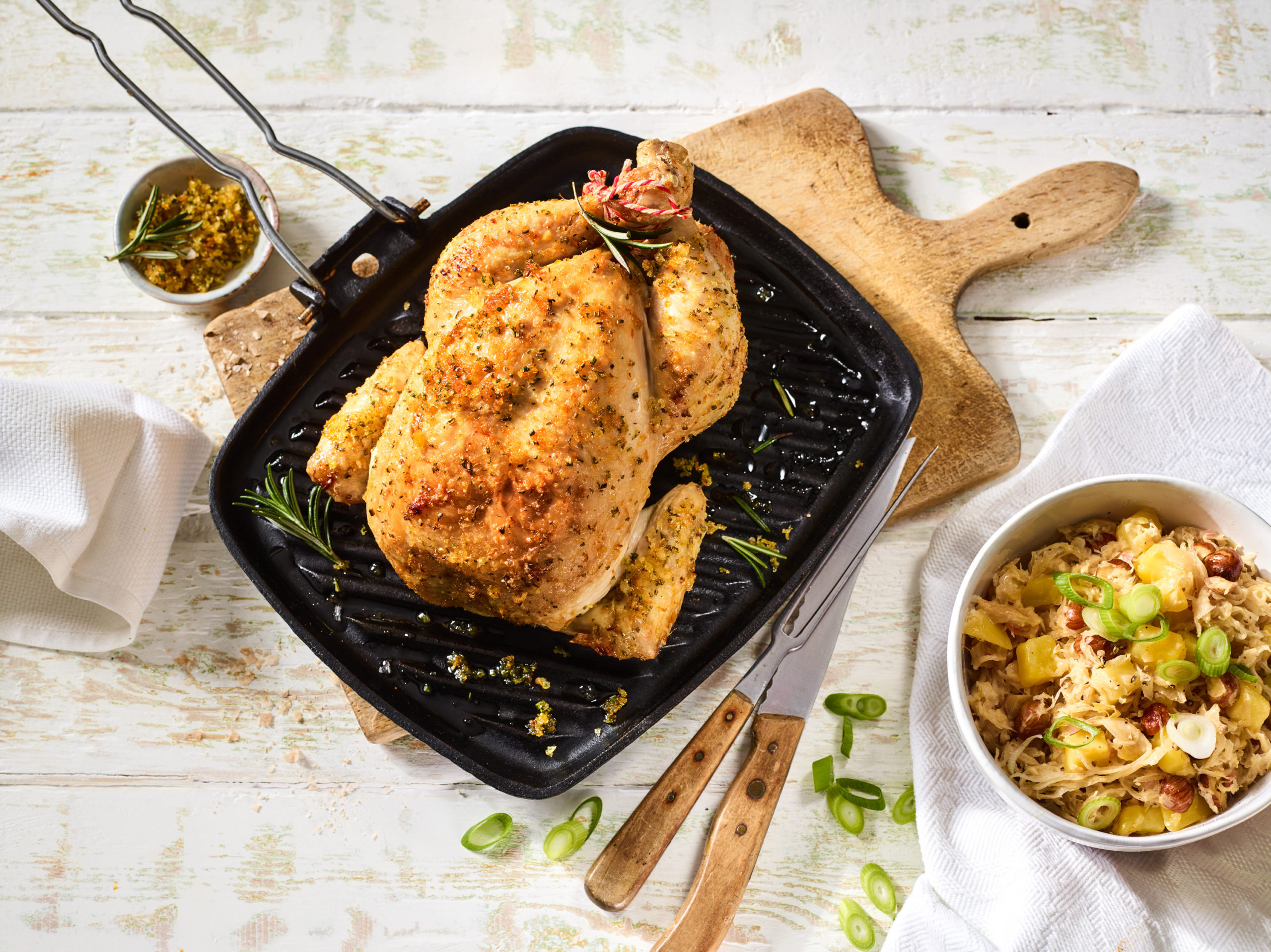 Mandel-Hähnchen mit Rahmsauerkraut und Kartoffeln