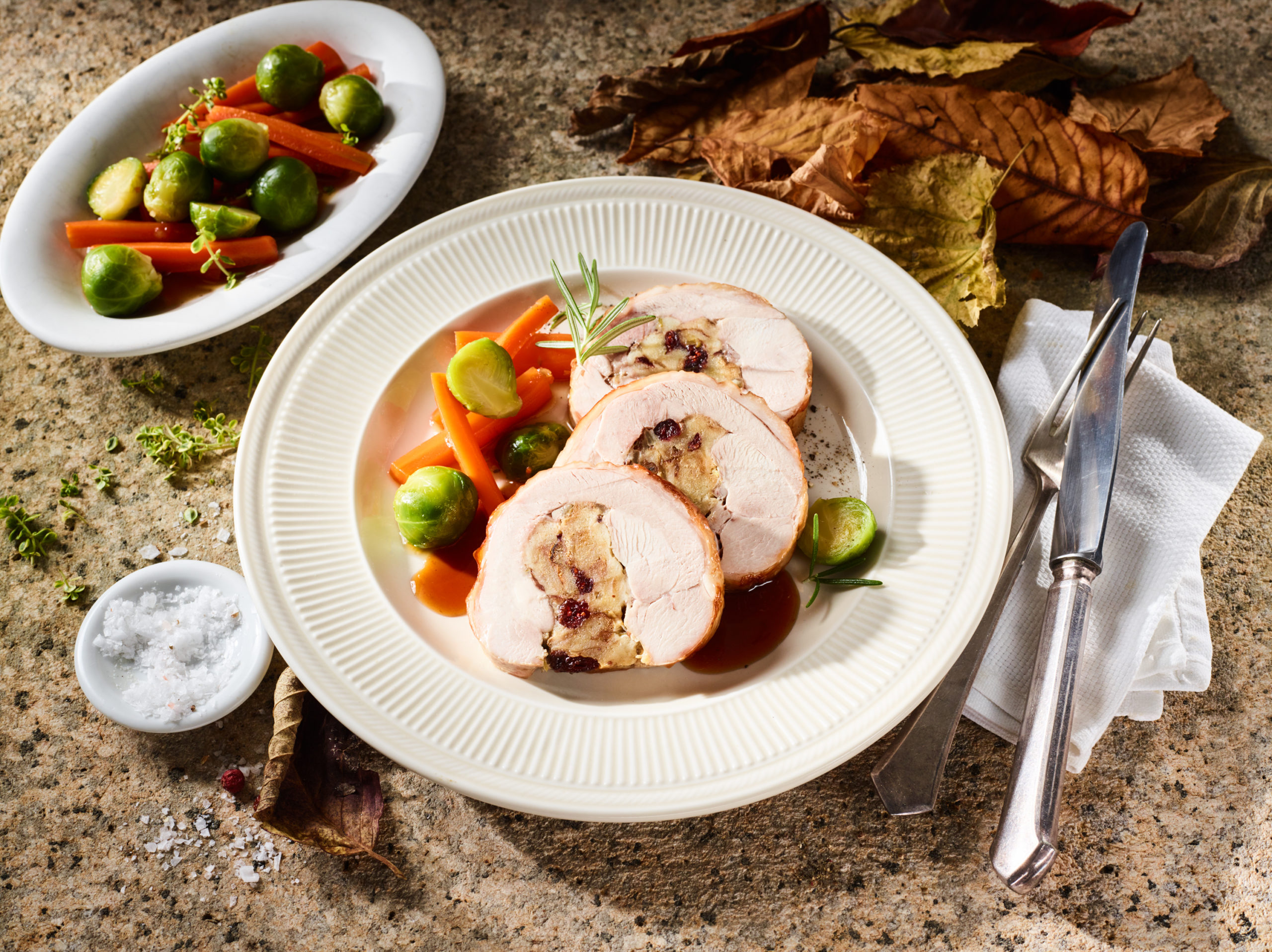 Putenunterkeulen-Rollbraten mit Maisbrot-Cranberryfüllung, Rosenkohl und Möhren