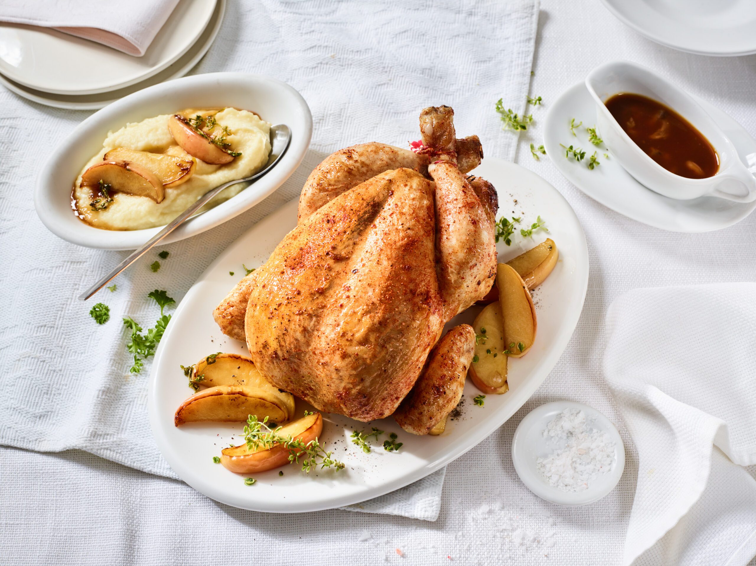 Ganzes Hähnchen mit geschmortem Apfel, Thymian und Maronensauce