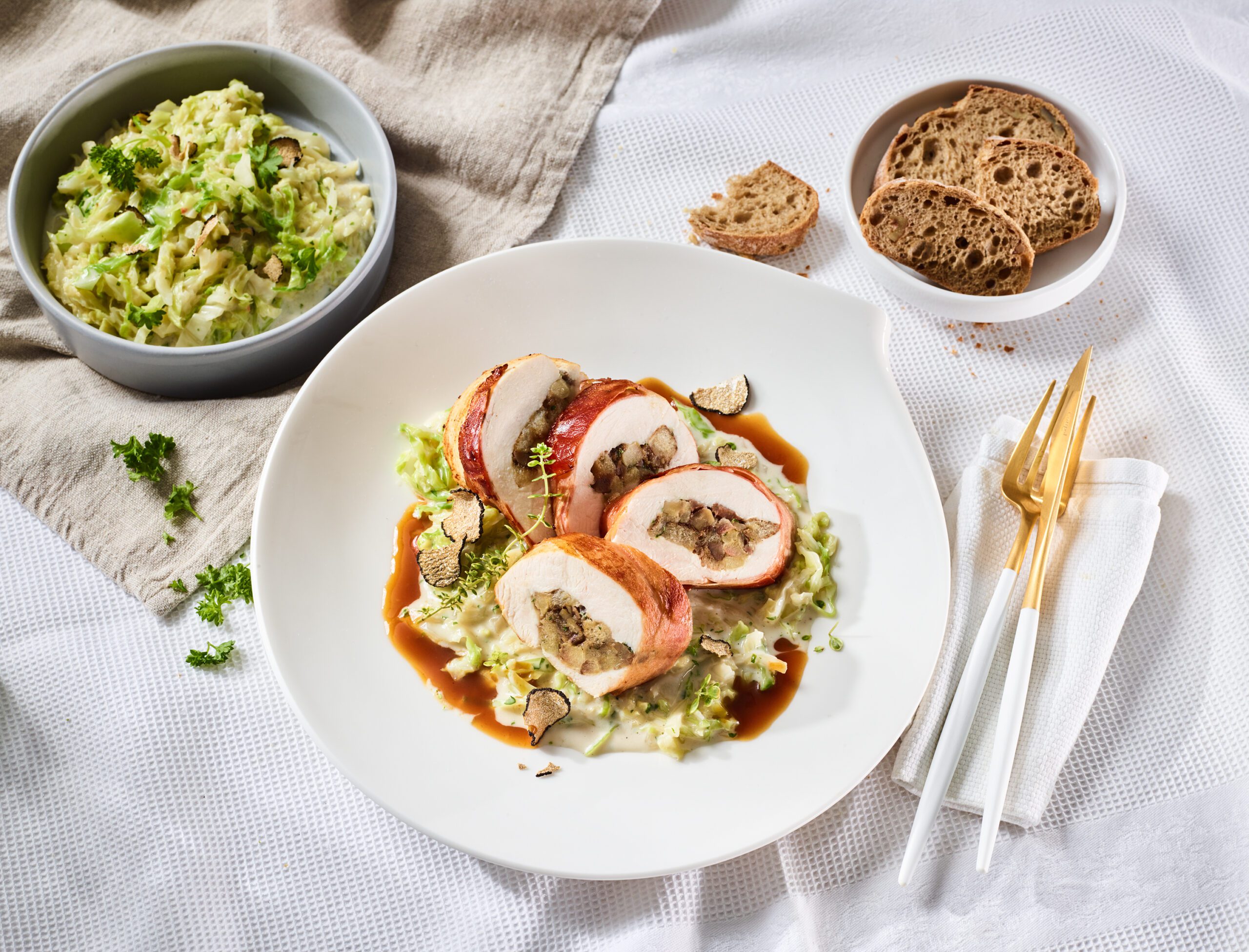 Hähnchenfilet mit Apfel-Maronenfüllung und getrüffeltem Rahmwirsing