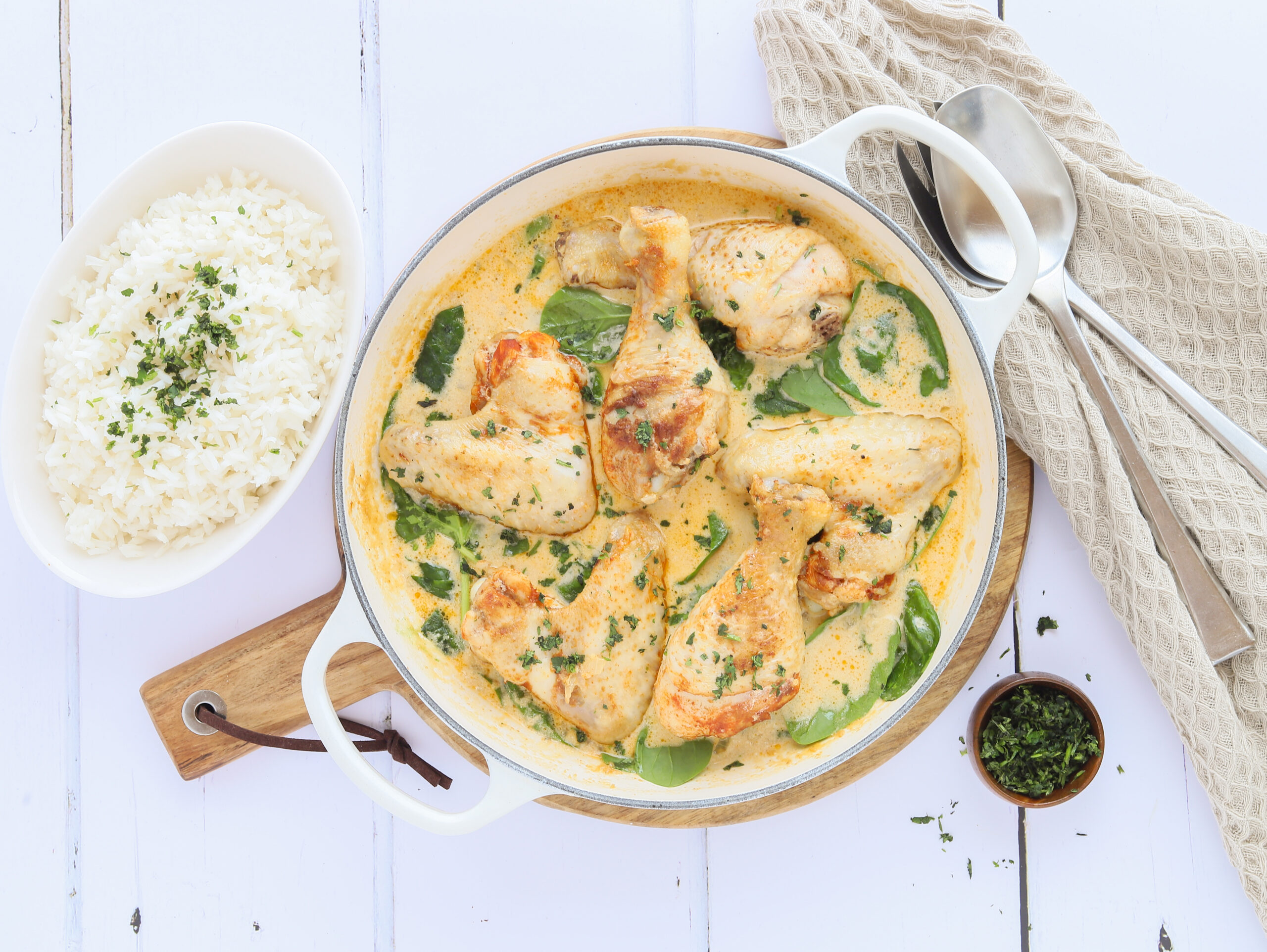 Hähnchenunterschenkel und -flügel in Parmesansauce mit Spinat