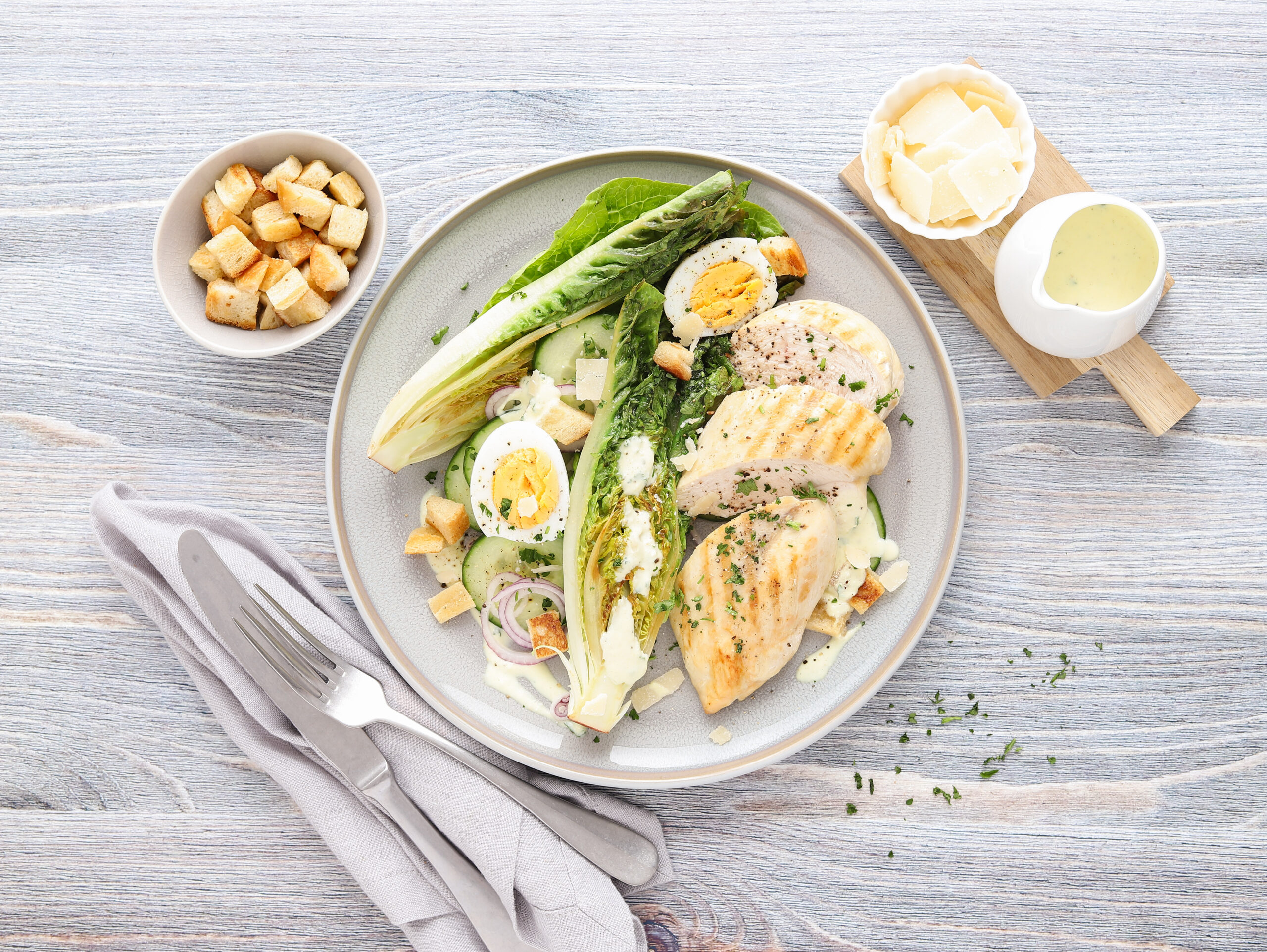 Chicken Caesar Salad mit gebratenem Romanasalat