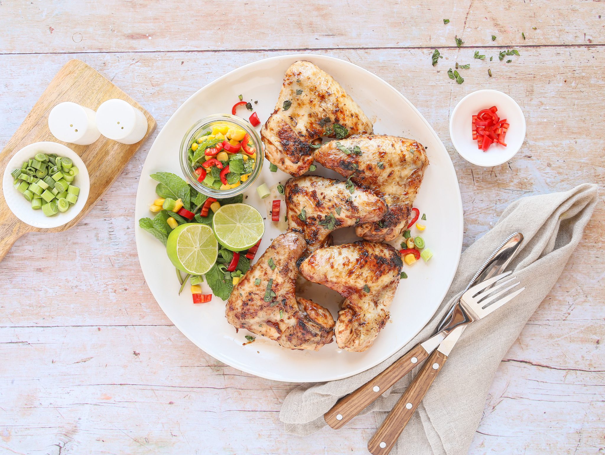 BBQ-Chicken Wings vom Grill mit Mais-Minze-Salsa