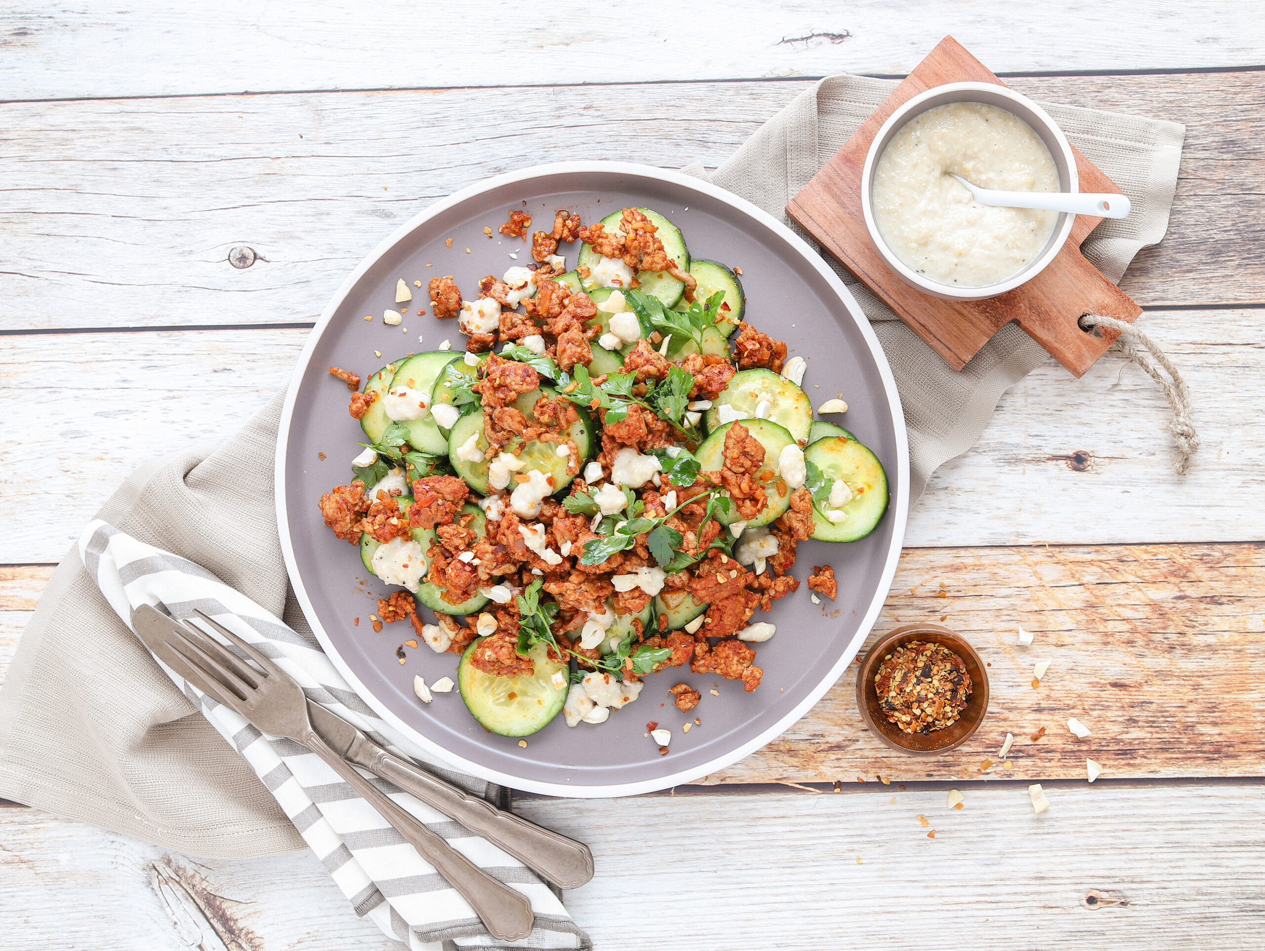 Scharfer Putenhackfleisch-Gurkensalat mit Tahini-Sauce