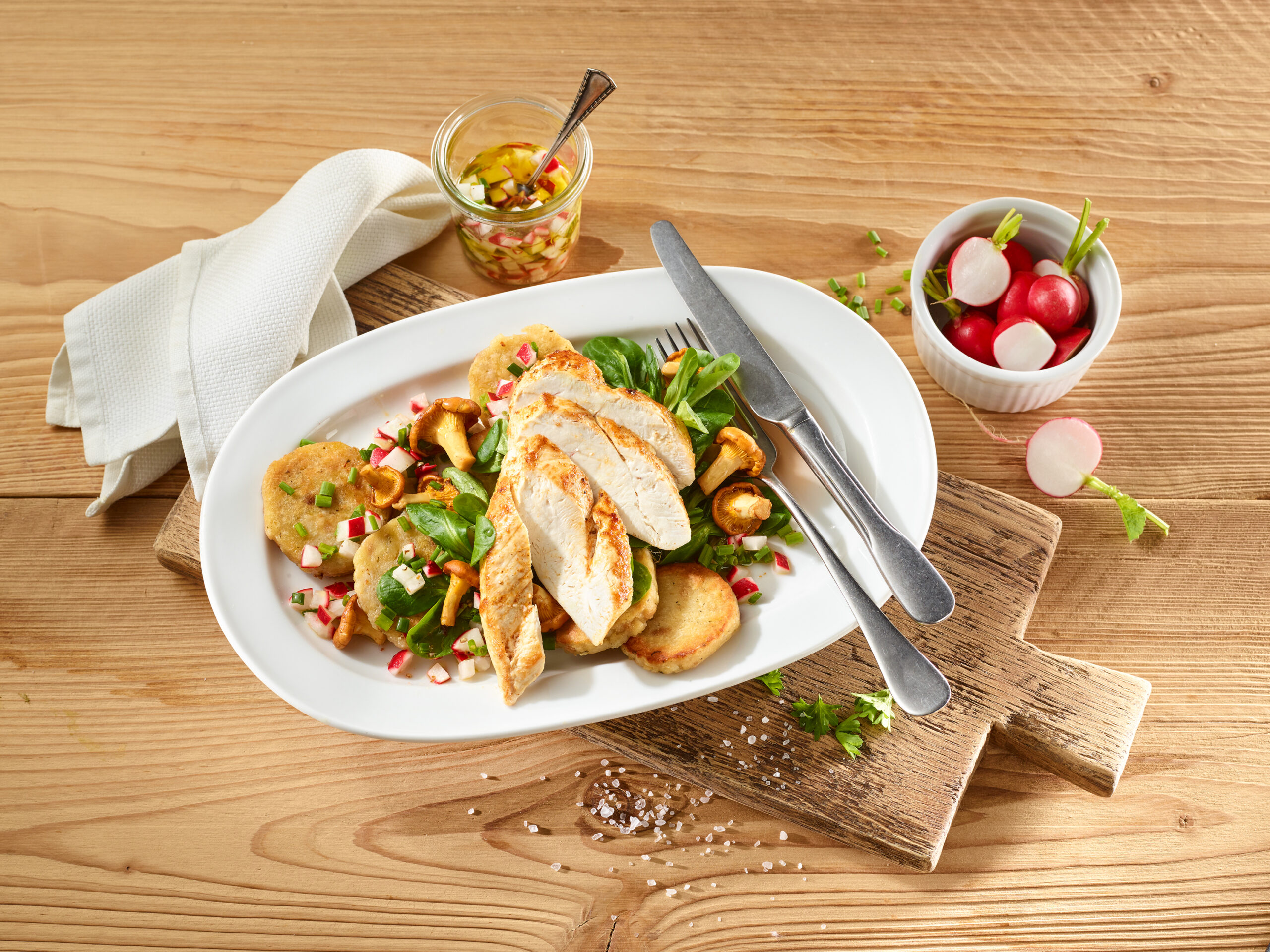 Hähnchenfilet mit selbstgemachten Knödeln, Pfifferlingen, Feldsalat und Radieschen