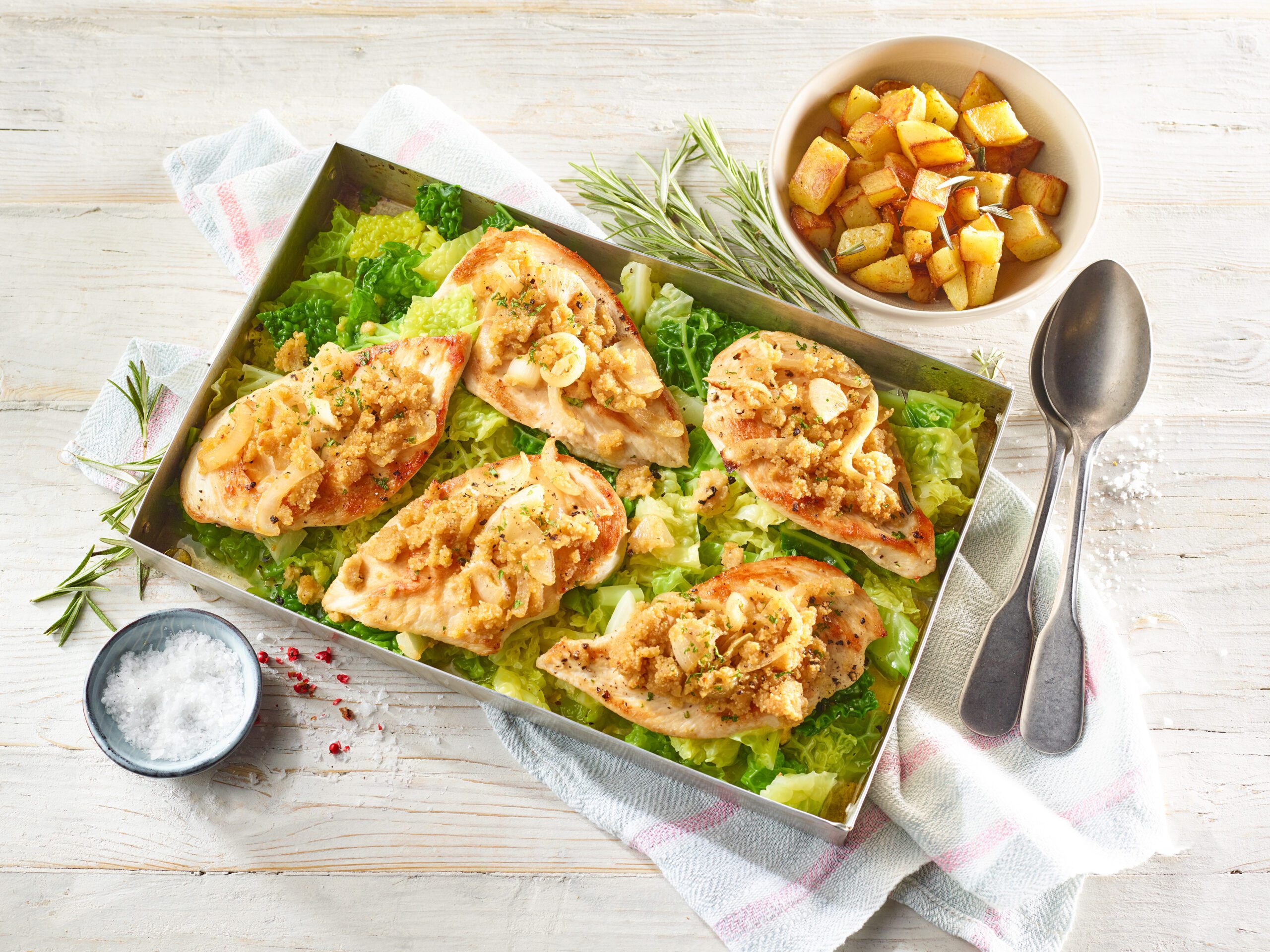 Hähnchenfilets mit Meerrettichkruste, Bratkartoffelwürfel und Wirsinggemüse