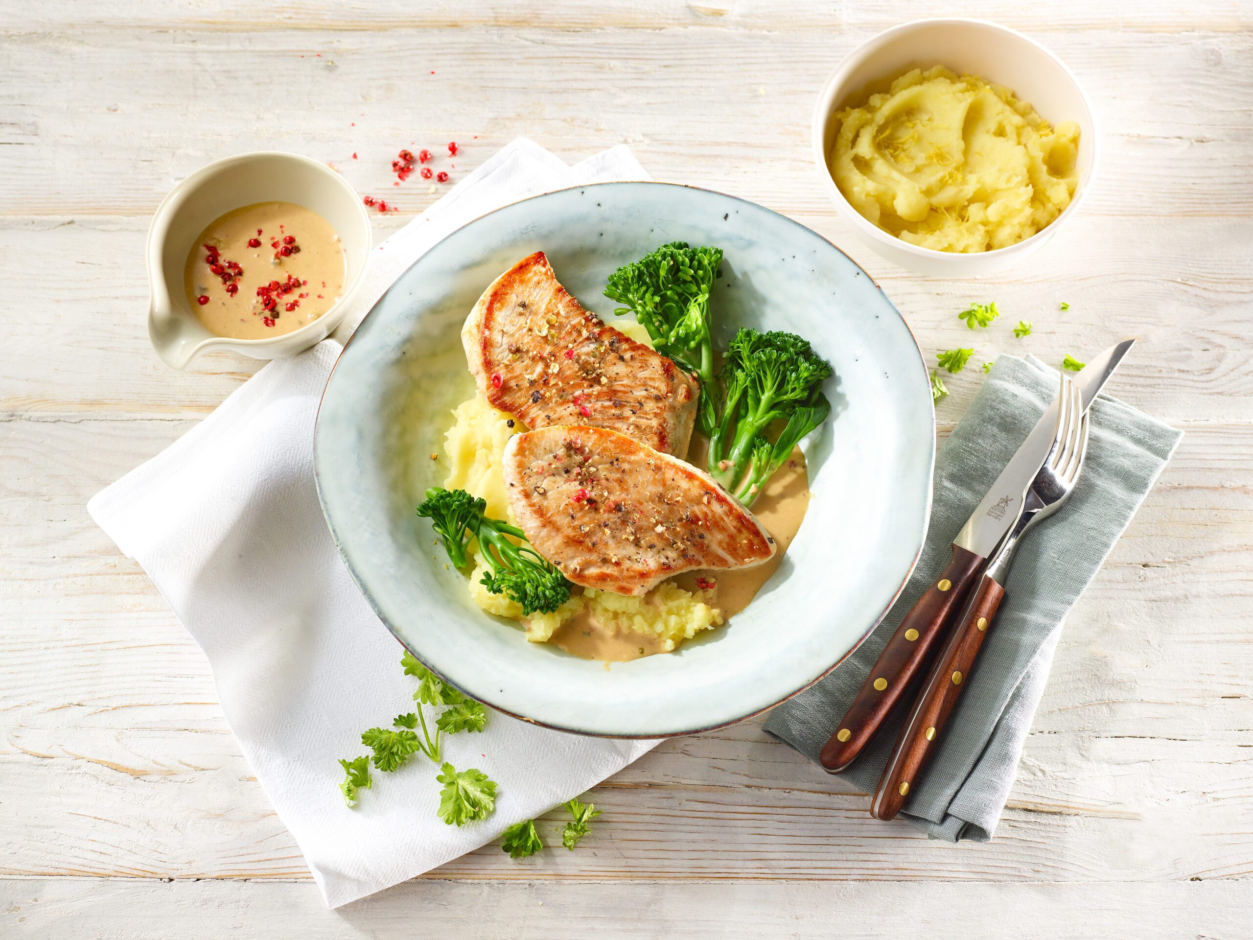 Hähnchenschnitzel in Cognac-Pfefferrahm mit Zitronen-Kartoffelpüree und wildem Brokkoli