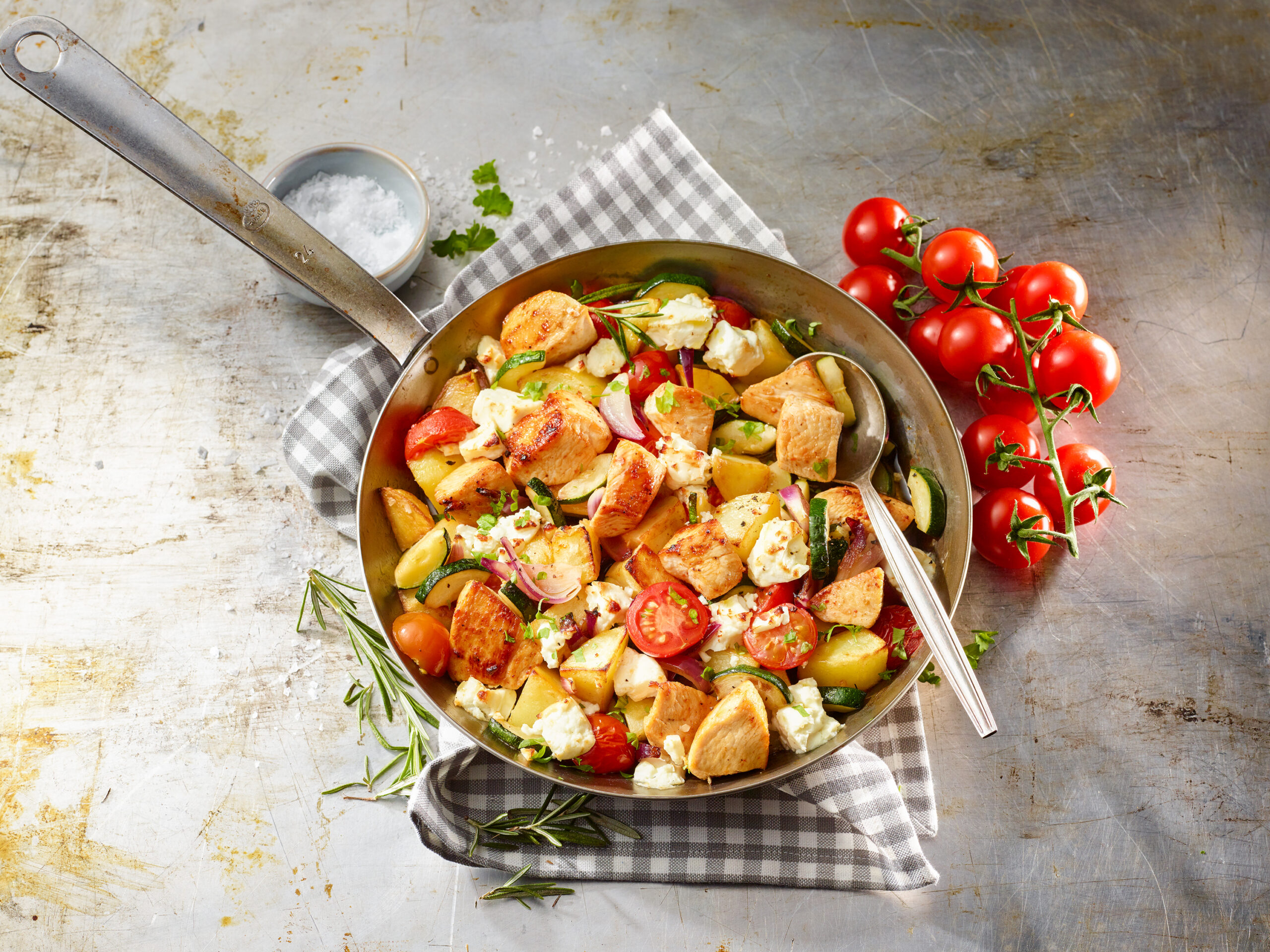 Hähnchen-Kartoffelpfanne mit Zucchini, Tomaten und Feta