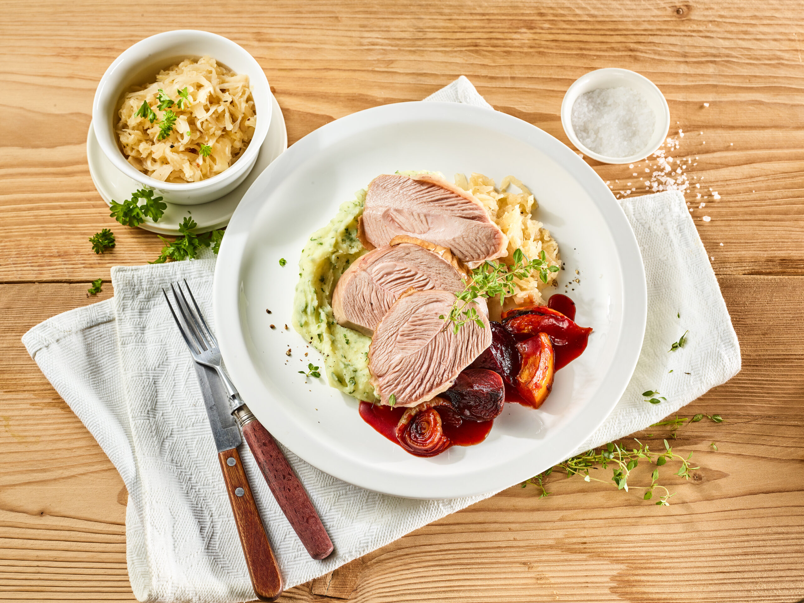 Putenunterkeule mit Kartoffel-Kräuterpüree und Sauerkraut