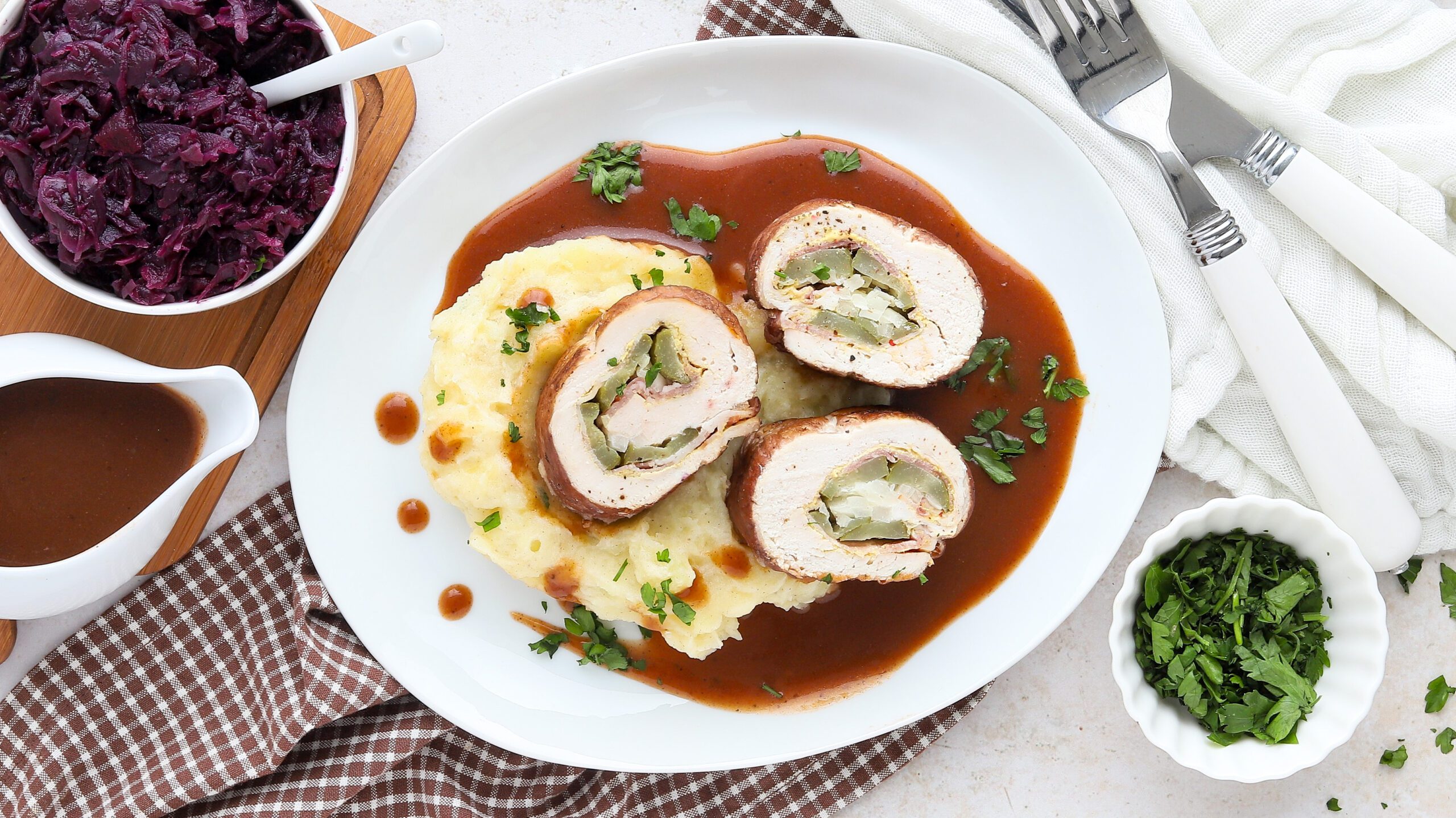 Klassische Hähnchenrouladen mit Rotkohl