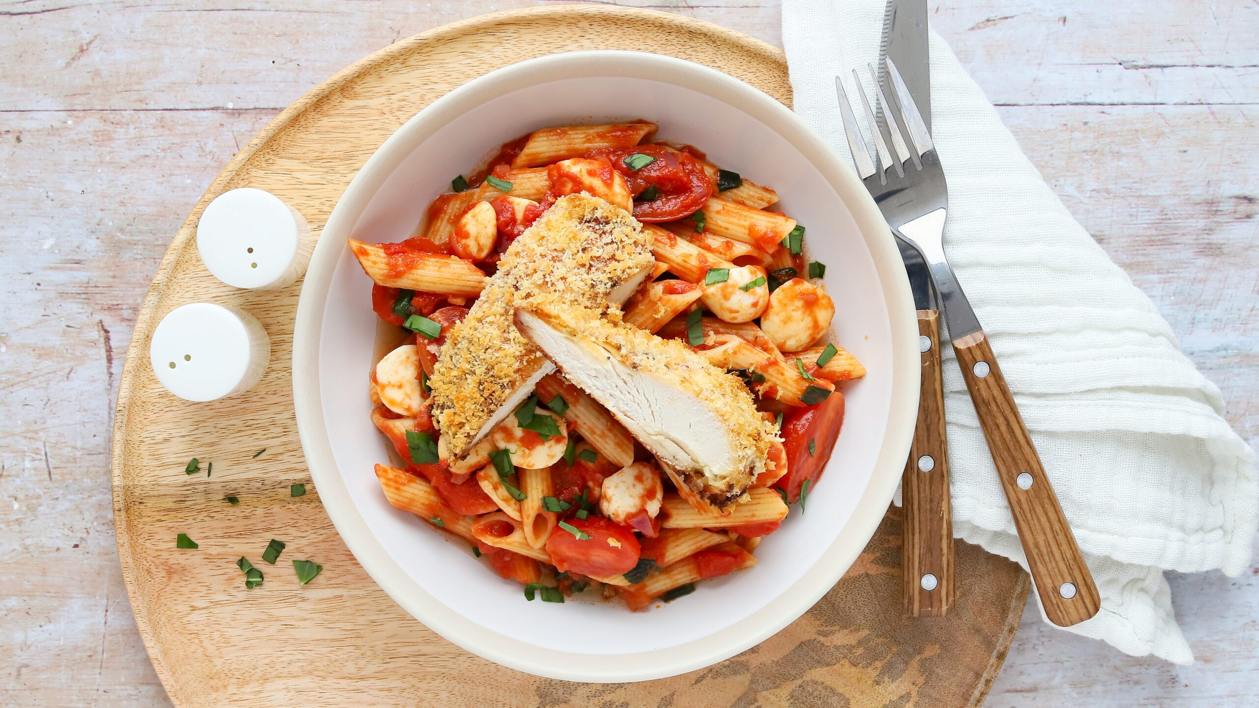 Knusper-Hähnchen auf Bärlauch-Pasta