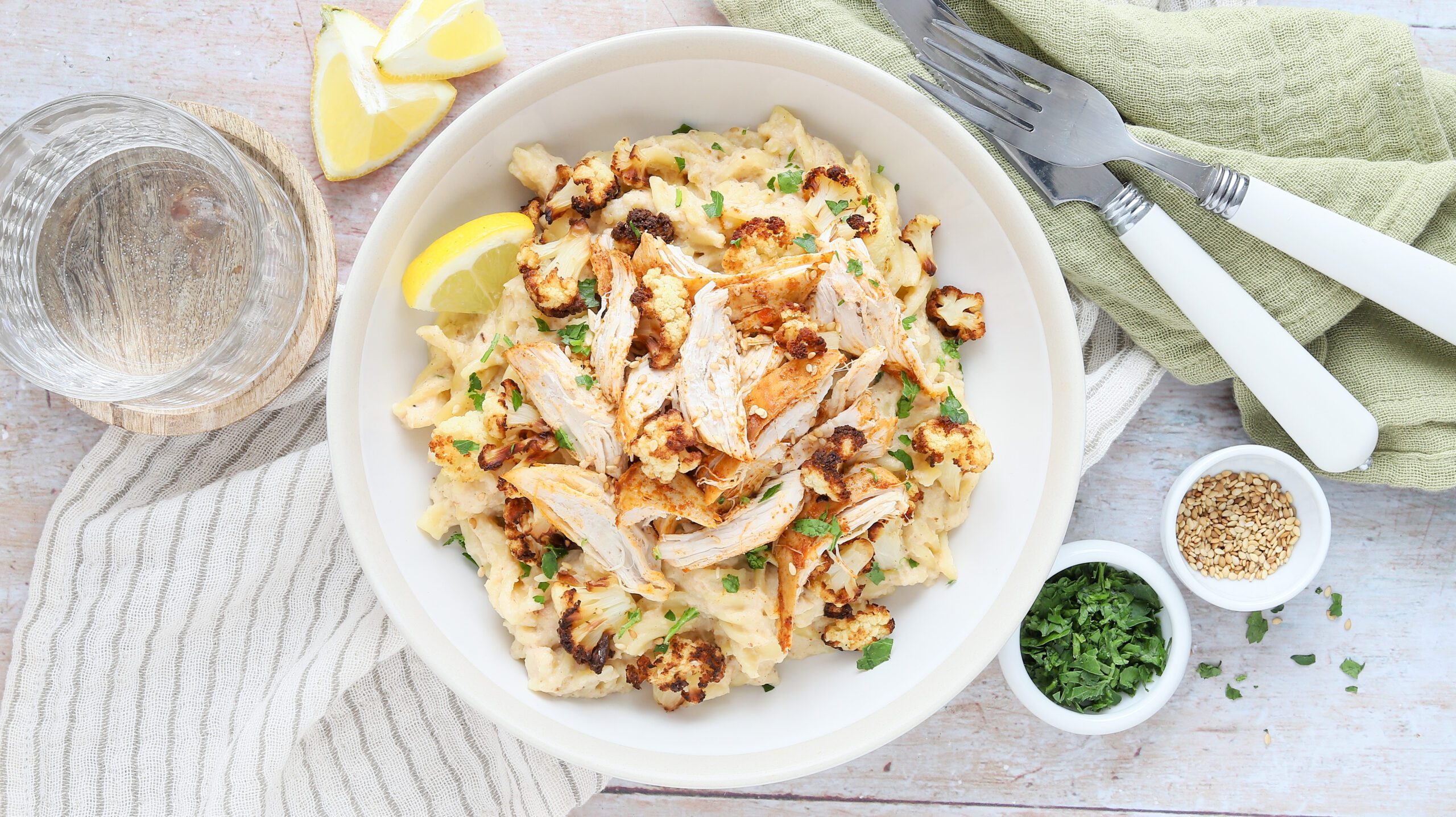 Pulled Chicken mit Pasta und Blumenkohl-Hummus-Sauce